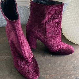 NWOT!!! ⭐️🤠 burgundy, velvet booties!!